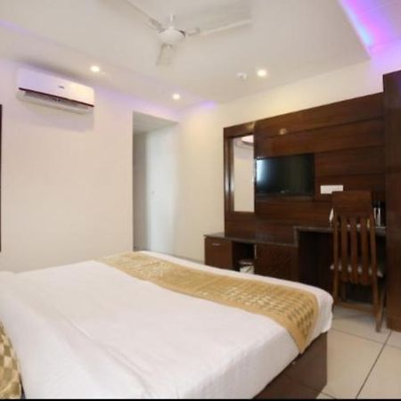 Hotel Silver Palm Zirakpur エクステリア 写真