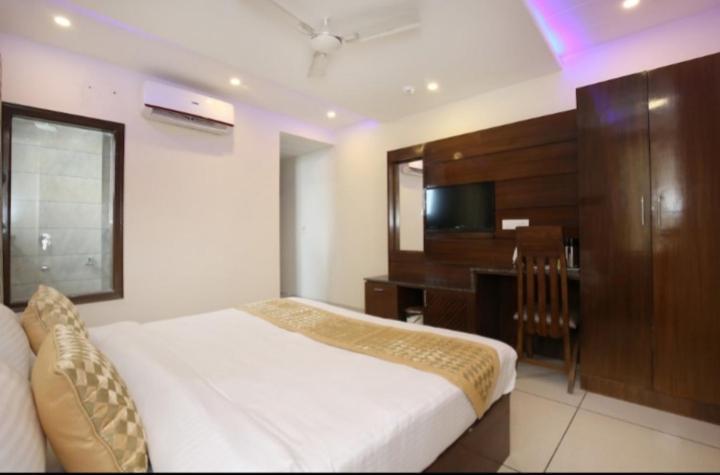 Hotel Silver Palm Zirakpur エクステリア 写真