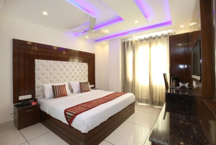 Hotel Silver Palm Zirakpur エクステリア 写真