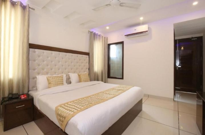 Hotel Silver Palm Zirakpur エクステリア 写真