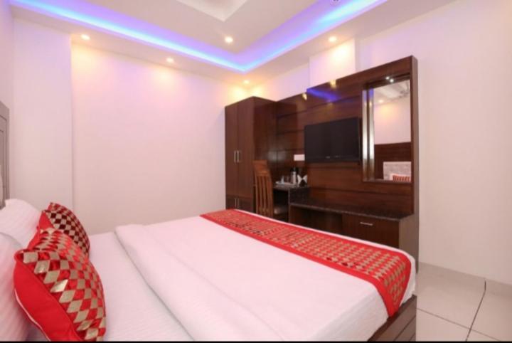 Hotel Silver Palm Zirakpur エクステリア 写真