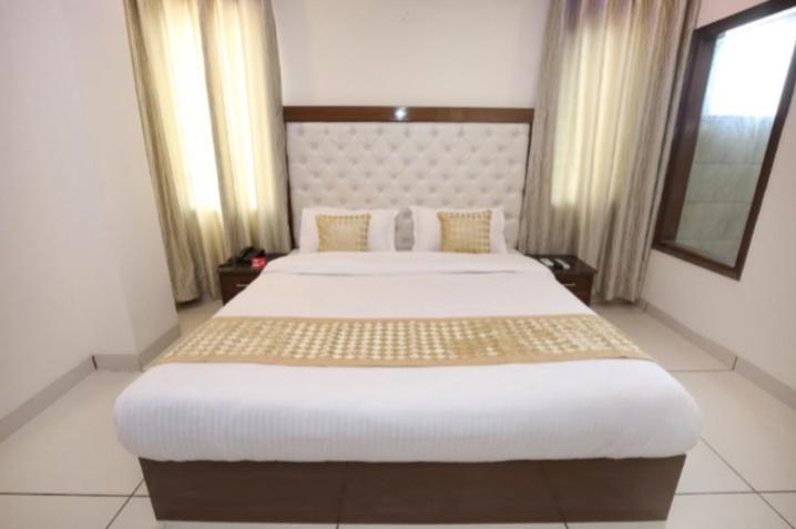 Hotel Silver Palm Zirakpur エクステリア 写真