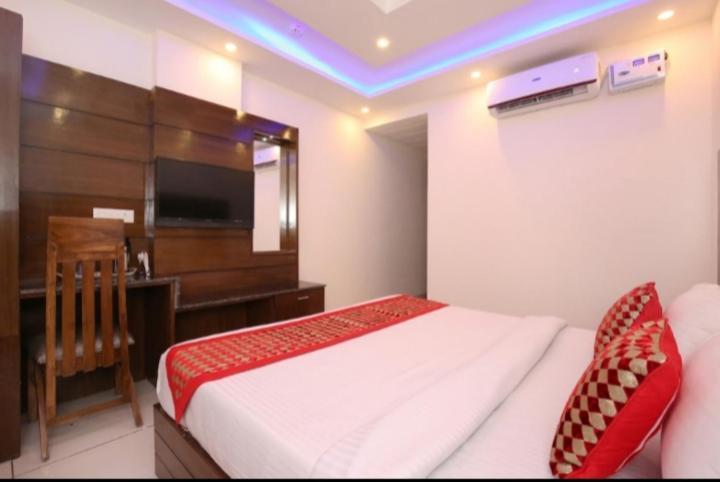 Hotel Silver Palm Zirakpur エクステリア 写真