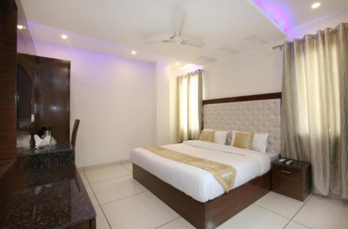 Hotel Silver Palm Zirakpur エクステリア 写真