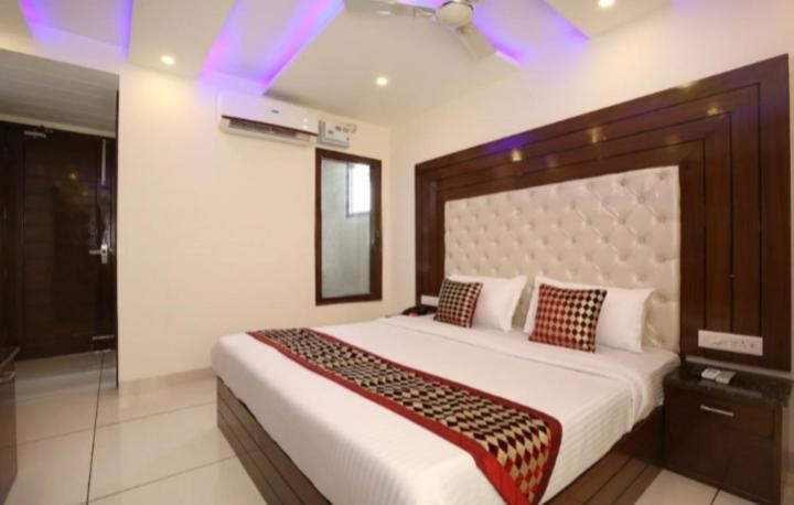 Hotel Silver Palm Zirakpur エクステリア 写真